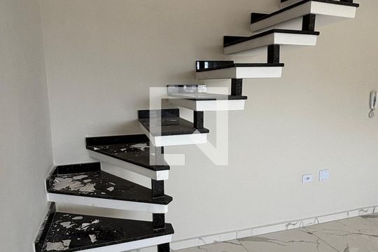 Escada de apartamento para alugar com 2 quartos, 78m² em Jardim Guarará, Santo André