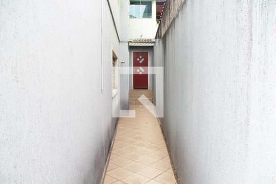 Corredor acessoa a garagem  de casa à venda com 3 quartos, 130m² em Jardim Santa Clara, Guarulhos