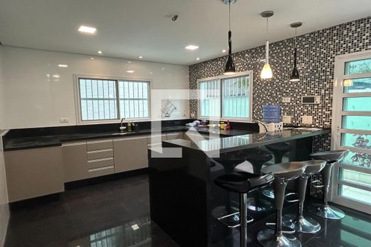 Casa para alugar com 4 quartos, 330m² em Vila Mazzei, São Paulo