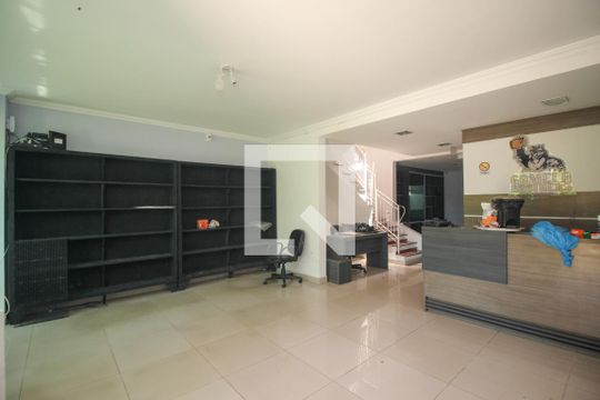 Sala 1 de casa para alugar com 3 quartos, 190m² em Guarujá, Porto Alegre