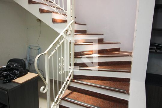 Escada de casa para alugar com 3 quartos, 190m² em Guarujá, Porto Alegre