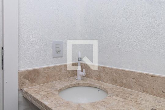 Lavabo de casa à venda com 3 quartos, 185m² em Guarujá, Porto Alegre