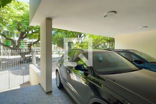 Garagem de casa à venda com 3 quartos, 420m² em Alto de Pinheiros, São Paulo