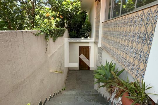 Entrada de casa à venda com 3 quartos, 420m² em Alto de Pinheiros, São Paulo