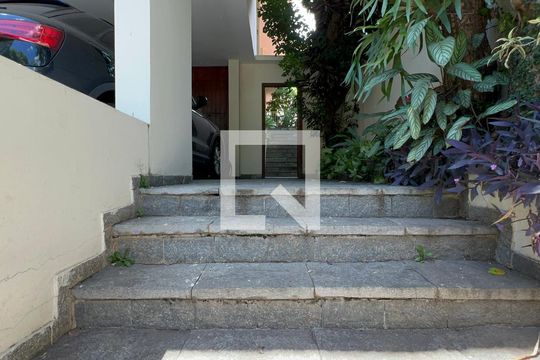 Entrada de casa à venda com 3 quartos, 420m² em Alto de Pinheiros, São Paulo