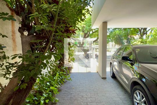 Garagem de casa à venda com 3 quartos, 420m² em Alto de Pinheiros, São Paulo