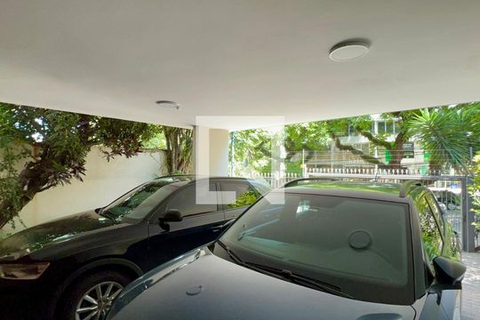 Garagem de casa à venda com 3 quartos, 420m² em Alto de Pinheiros, São Paulo
