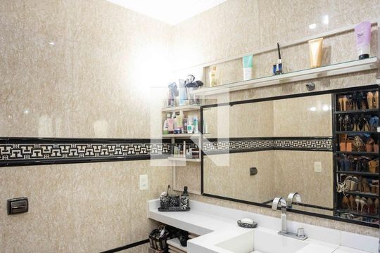Banheiro da Suíte de casa à venda com 4 quartos, 178m² em Vila Santa Luzia, São Bernardo do Campo