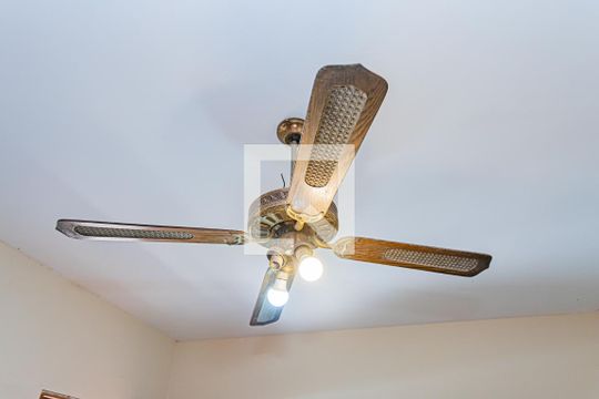 Sala de casa para alugar com 2 quartos, 110m² em Vila Serralheiro, São Paulo