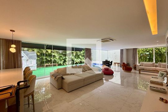 Sala  de casa de condomínio à venda com 3 quartos, 600m² em Granja Julieta, São Paulo