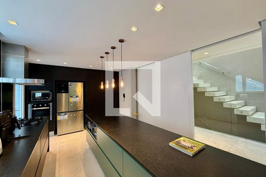 Cozinha  de casa de condomínio à venda com 3 quartos, 600m² em Granja Julieta, São Paulo