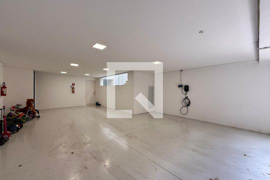 Garagem de casa de condomínio à venda com 3 quartos, 600m² em Granja Julieta, São Paulo