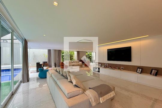 Sala  de casa de condomínio à venda com 3 quartos, 600m² em Granja Julieta, São Paulo