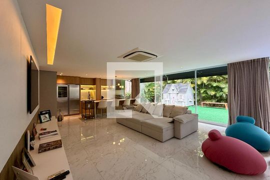 Sala  de casa de condomínio à venda com 3 quartos, 600m² em Granja Julieta, São Paulo