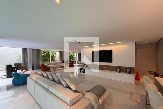 Sala  de casa de condomínio à venda com 3 quartos, 600m² em Granja Julieta, São Paulo