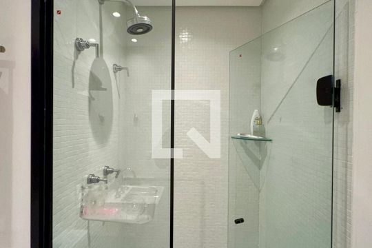 Banheiro de apartamento para alugar com 1 quarto, 72m² em Vila Madalena, São Paulo