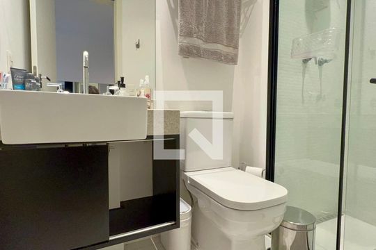 Banheiro de apartamento para alugar com 1 quarto, 72m² em Vila Madalena, São Paulo