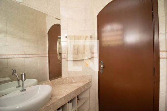 Banheiro 1 de casa à venda com 4 quartos, 650m² em Parque Continental Ii, Guarulhos