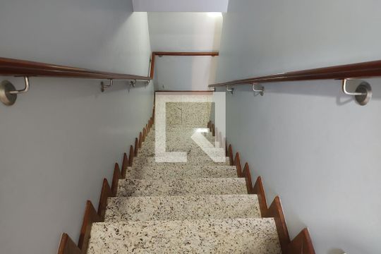 Escada de casa de condomínio para alugar com 3 quartos, 198m² em Tanque, Rio de Janeiro