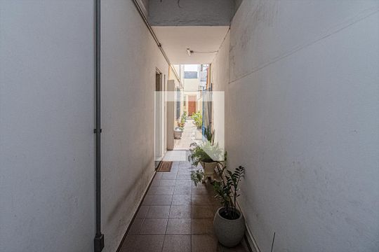 corredor lateral e hall de entrada_1 de casa à venda com 4 quartos, 160m² em Jardim Santa Cruz (sacoma), São Paulo