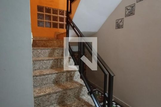 Escada de casa para alugar com 4 quartos, 280m² em Jardim Pedro José Nunes, São Paulo