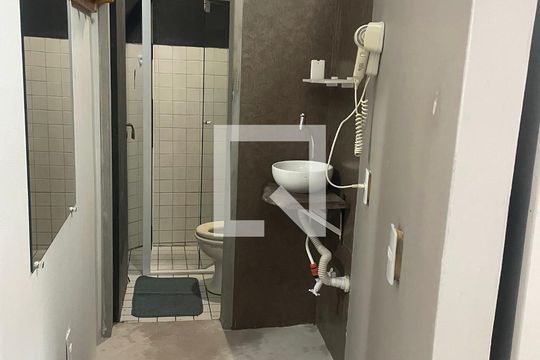 Banheiro de kitnet/studio para alugar com 1 quarto, 34m² em Lagoa da Conceição, Florianópolis