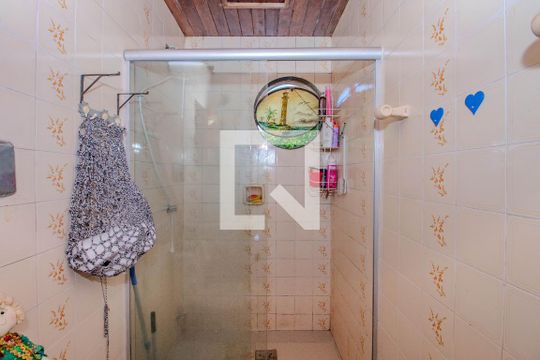 Banheiro de casa de condomínio à venda com 2 quartos, 97m² em Morro Santana, Porto Alegre