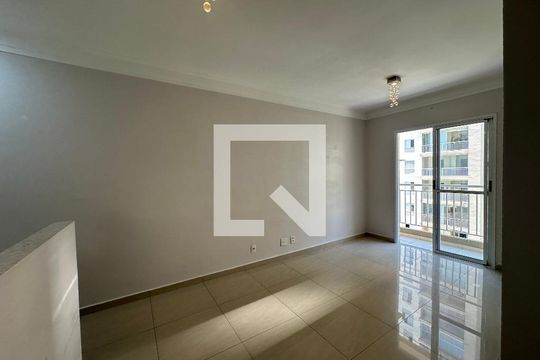 Sala de apartamento à venda com 2 quartos, 61m² em Jardim Tupanci, Barueri