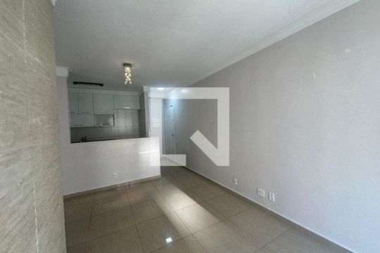 Sala de apartamento à venda com 2 quartos, 61m² em Jardim Tupanci, Barueri