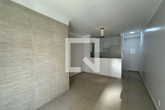 Sala de apartamento à venda com 2 quartos, 61m² em Jardim Tupanci, Barueri