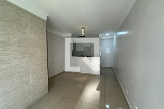Sala de apartamento à venda com 2 quartos, 61m² em Jardim Tupanci, Barueri
