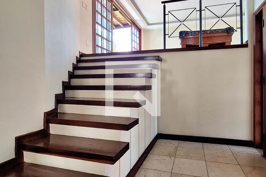 Sala 1 de casa de condomínio à venda com 3 quartos, 450m² em Jd. Piratininga, Niterói