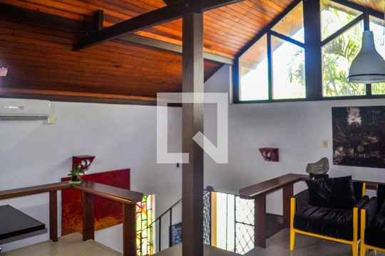 Casa à venda com 3 quartos, 674m² em Menino Deus, Porto Alegre
