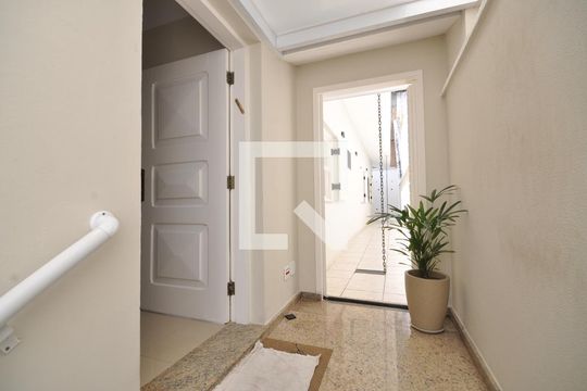 Hall de entrada de casa para alugar com 3 quartos, 340m² em Vila Albertina, São Paulo