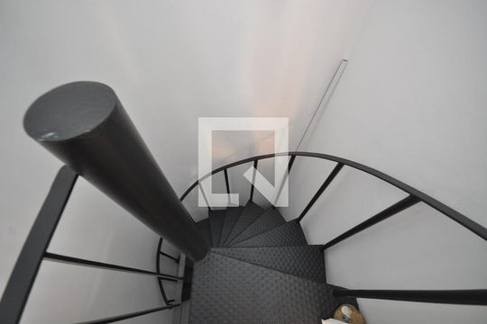 Escada de acesso a garagem de casa para alugar com 3 quartos, 340m² em Vila Albertina, São Paulo
