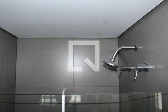 Banheiro de kitnet/studio para alugar com 1 quarto, 27m² em República, São Paulo