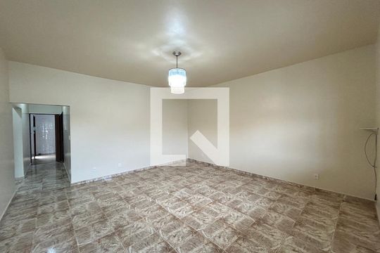 Sala de casa para alugar com 3 quartos, 240m² em Pilares, Rio de Janeiro