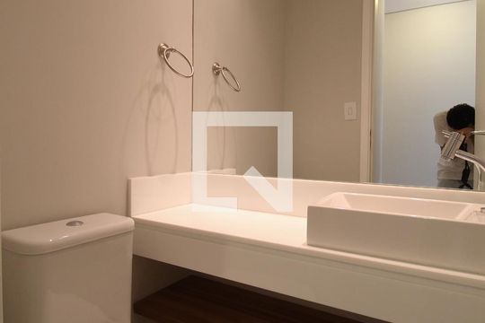 Lavabo de apartamento para alugar com 1 quarto, 62m² em Itaim Bibi, São Paulo