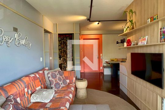 Sala de TV de apartamento para alugar com 1 quarto, 56m² em Vila Madalena, São Paulo