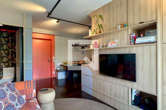 Sala de TV de apartamento para alugar com 1 quarto, 56m² em Vila Madalena, São Paulo