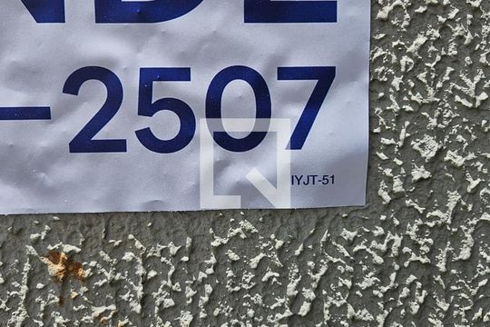Placa instalada na fachada do condomínio - Código da placa IYJT-51 de apartamento à venda com 2 quartos, 34m² em Vila Norma, São Paulo