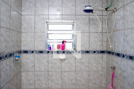 Banheiro Social Casa 2 de casa à venda com 2 quartos, 180m² em Jardim Miriam, São Paulo