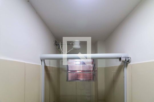 Banheiro de kitnet/studio para alugar com 1 quarto, 18m² em Rio Pequeno, São Paulo