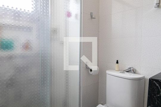 Banheiro de apartamento à venda com 2 quartos, 59m² em Vila Carmosina, São Paulo