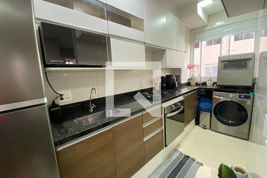 Cozinha e área de serviço de apartamento à venda com 2 quartos, 42m² em Jardim do Lago, Osasco