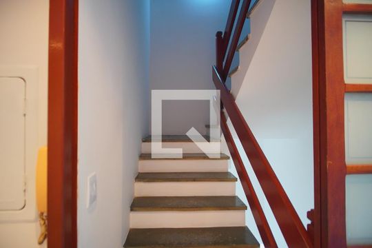 Escada - Acesso Quartos de casa para alugar com 4 quartos, 175m² em Jardim Itu, Porto Alegre