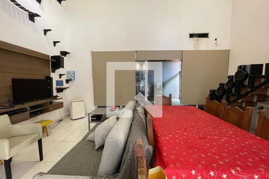 Sala de casa à venda com 3 quartos, 230m² em Rio Pequeno, São Paulo