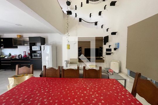 Sala de casa à venda com 3 quartos, 230m² em Rio Pequeno, São Paulo