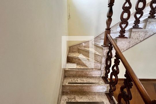 Escada de casa à venda com 4 quartos, 200m² em Jardim do Colegio (zona Norte), São Paulo