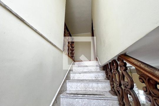 Escada de casa à venda com 4 quartos, 200m² em Jardim do Colegio (zona Norte), São Paulo